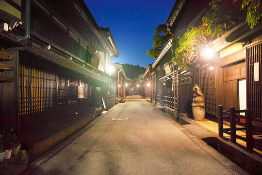 岐阜県飛騨高山の夜の古い町並み、さんまち通り南側の景観
