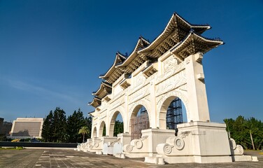 Obraz premium Liberty Square Arch in Taipei, Taiwan, with traditional blue-tiled roof and clear sky