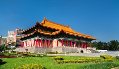 Obraz premium The National Theater in Taipei, Taiwan, is a grand traditional Chinese-style building located at Liberty Square, featuring a vivid orange roof, red columns, and intricate architectural details.