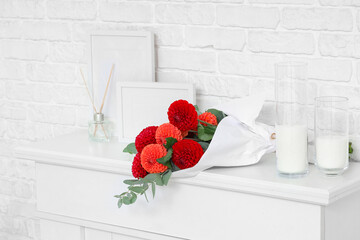 Obraz premium Bouquet of dahlia flowers on mantelpiece in living room, closeup