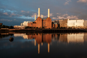 Obraz premium Battersea power station reflecting on river thames at sunset