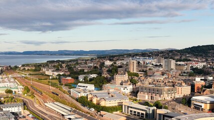 Obraz premium Aerial View of Dundee Cityscape with Railway Station and River Tay