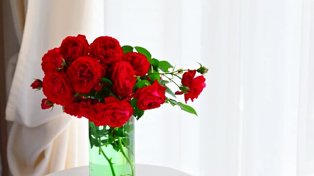 リビングの窓際に飾る真っ赤な薔薇