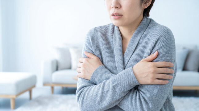 冷え性・風邪気味の女性 寒気に震えるポーズ