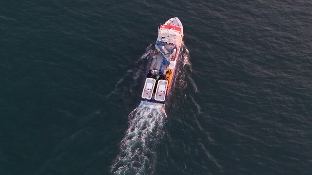 Pesquero o barco de pesca profesional saliendo a faenar , cenital a&eacute;rea al atardecer