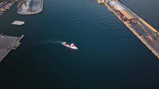 Pesquero o barco de pesca profesional saliendo a faenar , cenital a&eacute;rea al atardecer