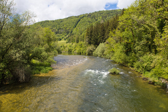  Paysage du Jura suisse, vall&eacute;e du Clos du Doubs au printemps, le parc naturel r&eacute;gional du Doubs est une aire prot&eacute;g&eacute;e de Suisse