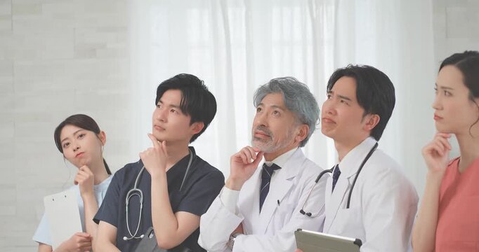 病院内で議論する多世代の医療スタッフ	