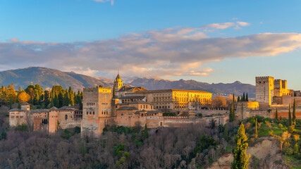 Obraz premium Granada city skyline, view of the Alhambra palace and fortress complex, Spain