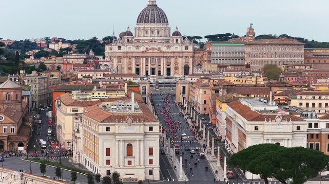 I runner corrono nella citt&agrave; eterna davanti a San Pietro a Roma.
Vista dall'alto dei corridori durante la maratona di Roma, Italia.