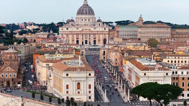 I runner corrono nella citt&agrave; eterna davanti a San Pietro a Roma.
Vista dall'alto dei corridori durante la maratona di Roma, Italia.