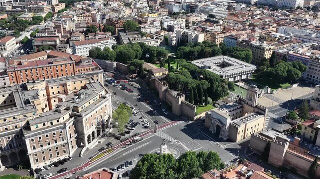 Roma, Italia: la piazza di Porta Pia e le mura Aureliane.
Vista aerea di Porta Pia.
