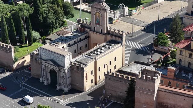 Roma, Italia: la piazza di Porta Pia e le mura Aureliane.
Vista aerea di Porta Pia.