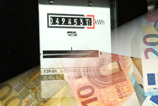 Ein Stromz&auml;hler und Euro Geldscheine als Symbol f&uuml;r die Energiekosten
