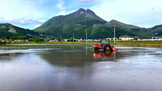 逆さ由布岳_「豊後富士」とも称される美しい双耳峰（東峰・西峰）を持つ、湯布院のシンボル的な山