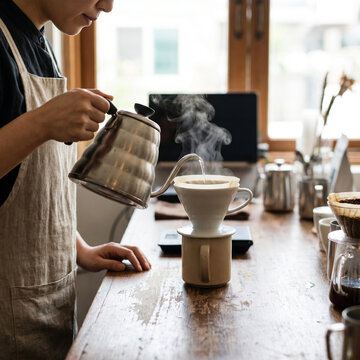 드립커피내리기,pour over coffee,핸드드립,hand drip,커피추출,coffee brewing,바리스타작업,barista work,카페업무,cafe work,홈카페,home cafe