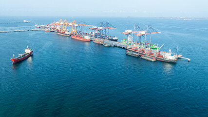 Obraz premium Drone shot of industrial maritime shipping and global supply chain terminal.