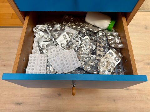 Eine Schublade gef&uuml;llt mit leeren Arzneimittelverpackungen