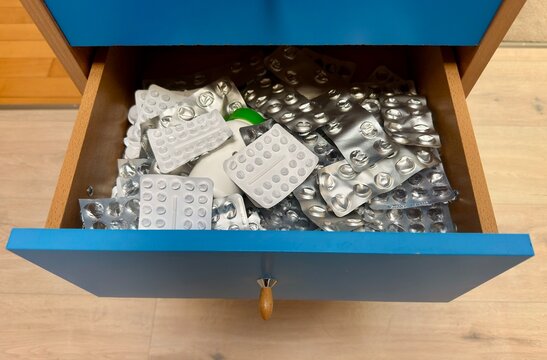 Eine Schublade gef&uuml;llt mit leeren Arzneimittelverpackungen