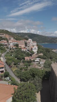 Vol au dessus de Carg&egrave;se en Corse