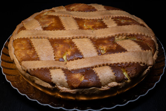 Typical Easter sweets in Campania: wheat pastiera