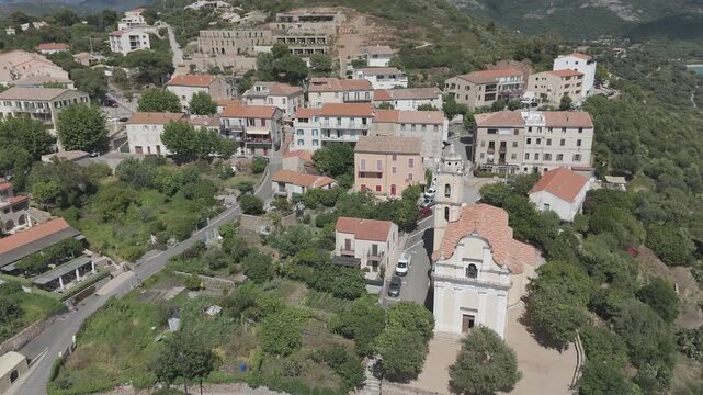 Vol au dessus de Carg&egrave;se en Corse