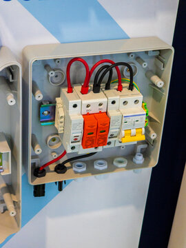 Photovoltaic DC Combiner Box with Surge Protection and Circuit Breakers for Solar Power System