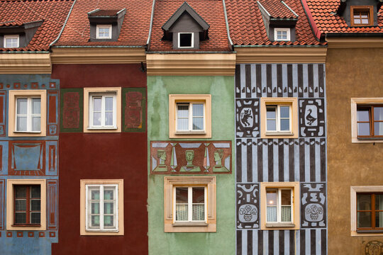 Poland, Poznan, row of colourful houses in the old town, partial view