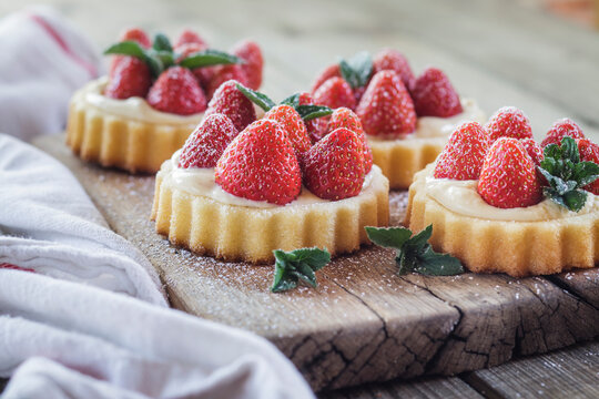 Tartlets with pudding filling and strawberries