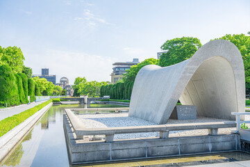 Cenotaph at Hiroshima Peace Memorial Park with Atomic Bomb Dome View © 亀山 篠介