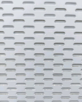 規則的なスリットパターンの白い金属製テクスチャ背景
White metallic texture background with regular slit pattern