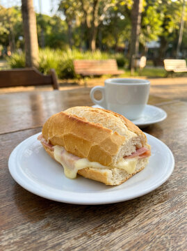 Caf&eacute; da Manh&atilde; em Parque P&atilde;o com Presunto e Queijo Derretido Misto Quente