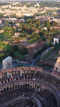 Ripresa di drone del  Colosseo e del foro romano a Roma, Italia
Vista aerea dall'alto sulle rovine dell'antica Roma.