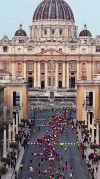 I runner corrono nella citt&agrave; eterna davanti a San Pietro a Roma.
Vista dall'alto dei corridori durante la maratona di Roma, Italia.