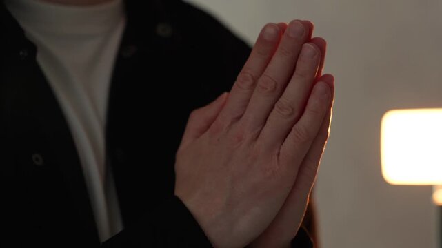 The position of the hands of a person reading a prayer.
The clasped palms of the hands during the reading of a prayer and invocation to God.