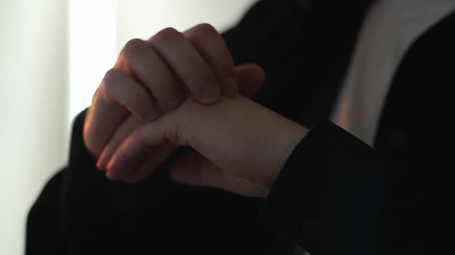 Itchy skin on a man's hand