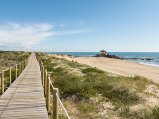 Obraz premium Senhor da Pedra Chapel and Miramar Boardwalk