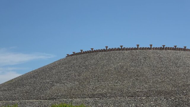 青空に映える五色塚古墳の葺石と円筒埴輪（ズームイン）兵庫県神戸市にある前方後円墳