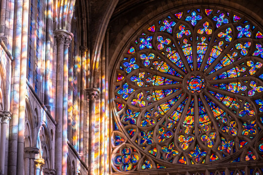 Les vitraux et la rosace de la cath&eacute;drale Saint-Vincent de Saint-Malo se refl&eacute;tant sur les pierres, en Bretagne, France