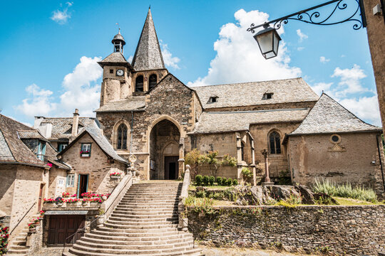 L'&eacute;glise Saint-Fleuret, class&eacute;e monument historique, se situe dans le village m&eacute;di&eacute;val d'Estaing, l'un des plus beaux villages de France, en Aveyron - France