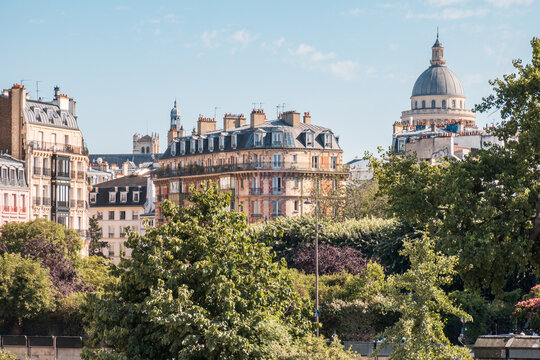 B&acirc;timents, jardin et d&ocirc;me du Panth&eacute;on vus depuis le parvis de la cath&eacute;drale Notre-Dame de Paris, pr&egrave;s du quai de Montebello, lieu embl&eacute;matique de Paris - France