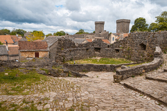 Vue des maisons depuis une rue du village m&eacute;di&eacute;val de La Couvertoirade l'un des plus beaux villages de France dans le Larzac, Aveyron - France