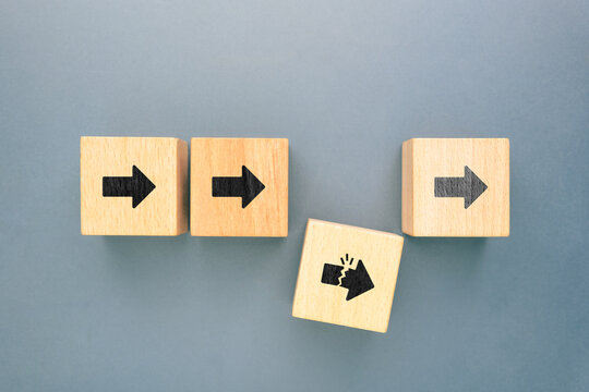 Broken workflow and disrupted progress concept with disconnected arrow direction