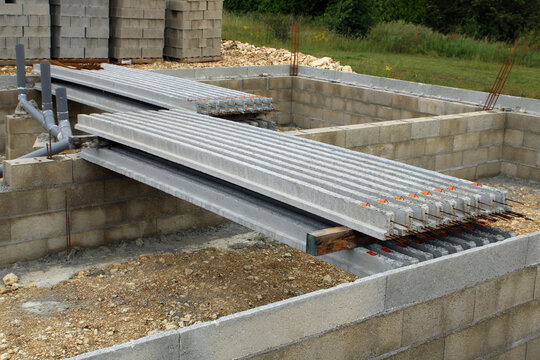 Poutrelles en b&eacute;ton pr&eacute;contraint pour plancher hourdis b&eacute;ton sur chantier