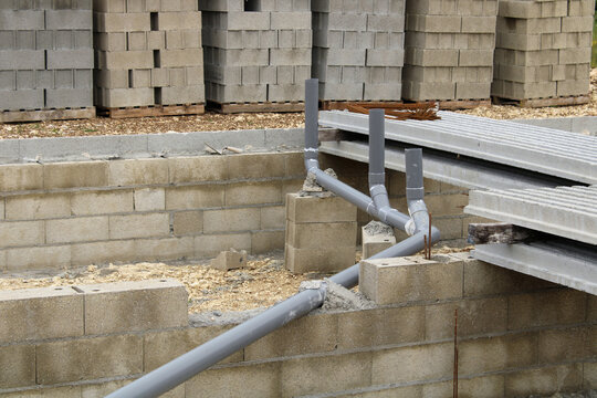 R&eacute;seau d&rsquo;&eacute;vacuation des eaux us&eacute;es dans le vide sanitaire d&rsquo;une maison en construction, chantier en cours