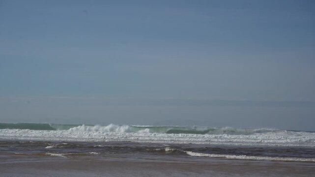 Beaux rouleaux de vagues sur la plage de Soustons dans les Landes