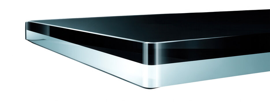 Superf&iacute;cie preta e brilhante de um objeto moderno com borda prateada, isolado em fundo branco, ideal para design, tecnologia e apresenta&ccedil;&otilde;es.