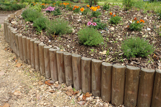 Bordure enroul&eacute;e &agrave; planter flexible en bois demi-rondin