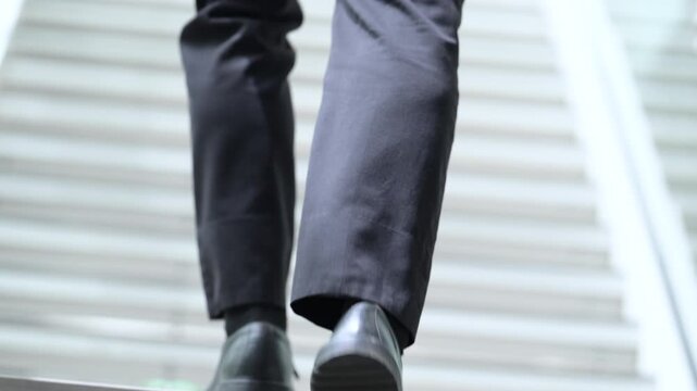 [スローモーション]若手営業社員が未来へ向かって歩く挑戦と成長のキャリア動画　顔無しの後ろ姿