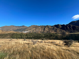 Fototapeta premium Panoramic View of Rugged Mountains and Lake in Queenstown New Zealand
